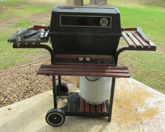 Kenmore Gas Grill from the 1980's featuring Cast Aluminum Construction, a Viewing Window in Lid, Dual Burner Controls and Wooden Slat Shelves w/Propane Tank