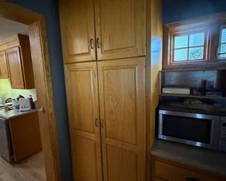 Pantry cabinet