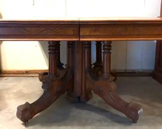 Antique Victorian Style Mahogany Pedestal Dining Table