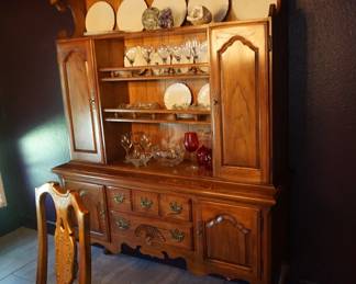 Thomasville china hutch