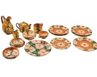 16 Pc Yellow Daisy Tlaquepaque Set - LOT 259