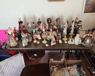 Table of figurines