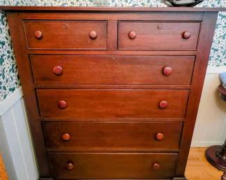 Chest of drawers in bedroom set