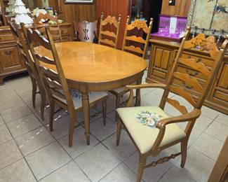 Dining room table with 2 captain's chairs and 4 side chairs - has leaf and padded cover