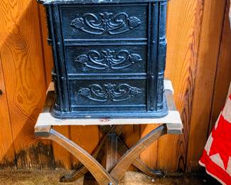 Small chest table/luggage stand