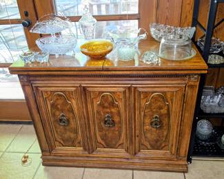 Buffet piece - top flips open for more serving space