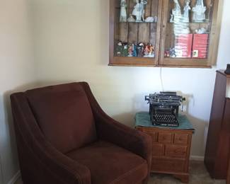 Old Remington typewriter, and fancy decor pieces