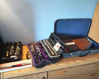 Clarinets, flute and autoharp.