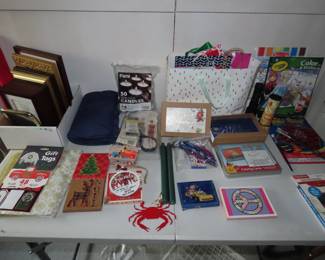 Gifty items and photo frames.