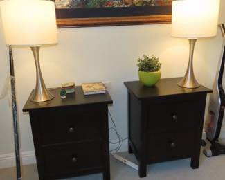 Two matching two drawer nightstands with matching table lamps.