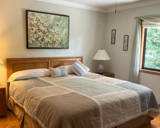 Gorgeous vinage Thomasville King Bedroom Set feat: oak headboard, mattress & box