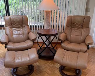 (2) Stressless chairs with footstools