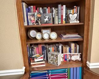 Many picture frames in all sizes (some new with tags)
