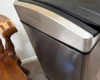 Simple human trash can