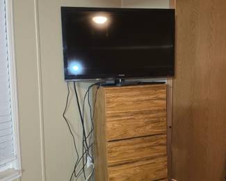 TV / Chest of Drawers