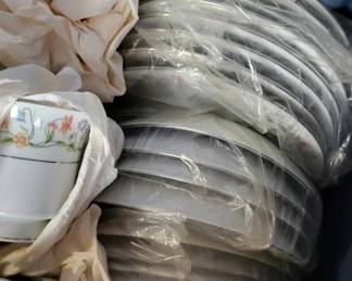 Lot 207: Mixed Lot of China Pieces