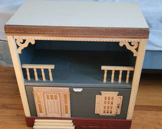 Lot 90: Singer Furniture Dollhouse-Themed Bedroom Furniture Set