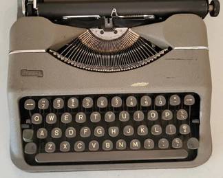 Lot 6: Montana Luxe Portable Typewriter