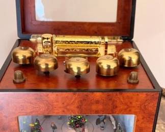 Lot 10: Mr Christmas Gold Label Grand Animated Concertina Music Box