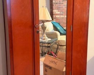 Lot 100: Armoire