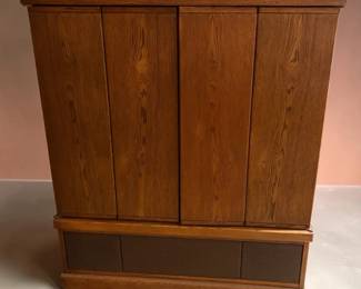 Vintage Mid Century Oak TV Entertainment Console Cabinet W BuiltIn Speakers
