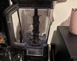 Countertop blender with clear pitcher and black lid.