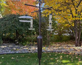 Bird feeding station