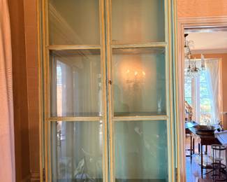 French Provincial style or Venetian-inspired painted wood display cabinet (often referred to as a hutch or vitrine) with gilt pinstripe detailing