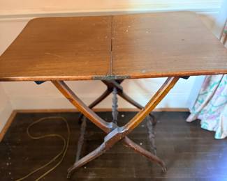 Vintage mahogany folding butler's tray table or trowbridge-style accent table, designed with an interlocking folding base