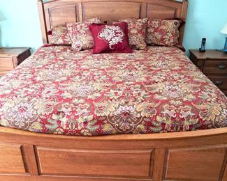 BEAUTIFUL KING SIZE BED WITH BEDDING 