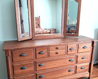 RICHARDSON BROS FURNITURE DRESSER W MIRROR 