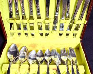 57 PC ONEIDA STAINLESS FLATWARE WINSOME PATTERN