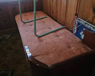 this is a a fainting sofa. den