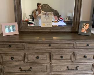 Pulaski Cordoba king-size bedroom set