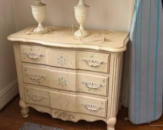 Thomasville Shabby Chic Dresser & Lamps