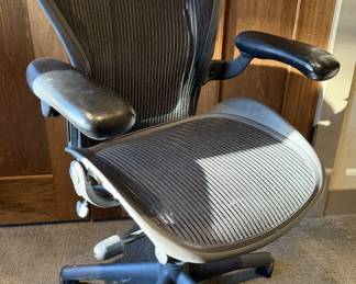 Herman Miller Aeron Ergonomic Mesh Office Chair - Adjustable Arms - Excellent Condition