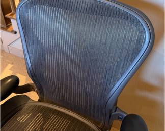 Herman Miller Aeron Classic Ergonomic Office Chair - Graphite Mesh - Excellent Condition - photo 4