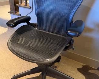 Herman Miller Aeron Classic Ergonomic Office Chair - Graphite Mesh - Excellent Condition