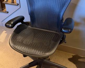 Herman Miller Aeron Classic Ergonomic Office Chair - Graphite Mesh - Excellent Condition - photo 3