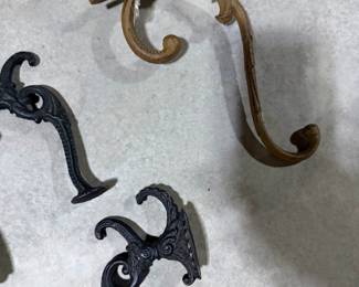 Vintage-Style Ornate Cast Iron Wall Hooks & Decorative Scrollwork Bracket - 5 Pieces