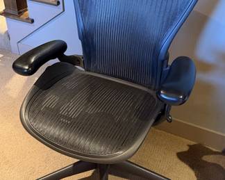 Herman Miller Aeron Classic Ergonomic Office Chair - Graphite Mesh - Excellent Condition - photo 2