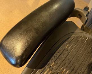 Herman Miller Aeron Classic Ergonomic Office Chair - Graphite Mesh - Excellent Condition - photo 6