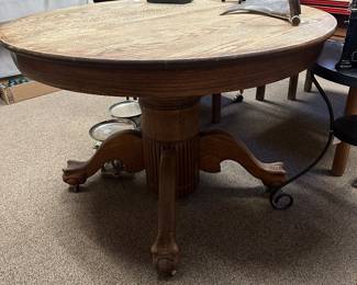 Pedestal oak table