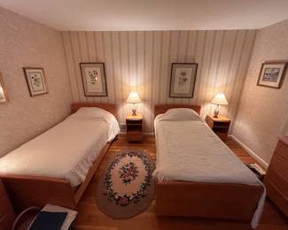 Set of twin beds and nightstands by Heywood Wakefield - In excellent condition