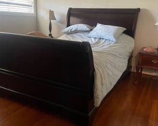 Sleigh bed 