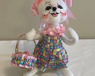 2004 ANNALEE SPRING GIRL MOUSE with BASKET (ITEM #085104)