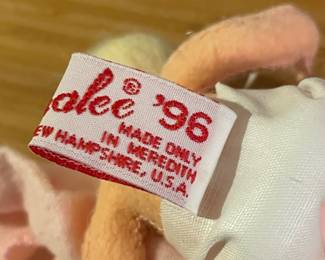 1996 ANNALEE 5" BABY GIRL HOLDING PINK BLANKET (ITEM #196396)
