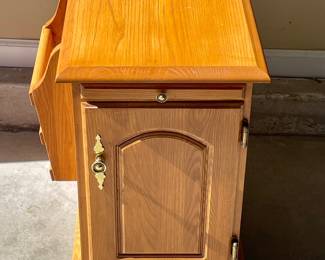 OAK END TABLE WITH PULL-OUT SHELF AND REVERSABLE RACK