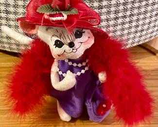 2005 ANNALEE "SCARLET THE RED HAT" MOUSE (ITEM #231605)