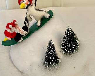 2003 ANNALEE SNOWBOARDING PENGUINS DOWNHILL VIGNETTE (ITEM #807603)